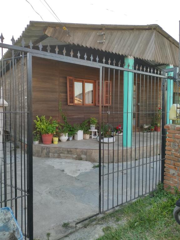 una puerta a una casa con macetas en Kitnet SIMIROMBA, en Pelotas