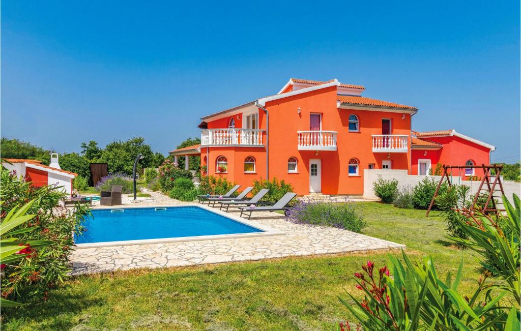 een huis met een zwembad ervoor bij Beautiful Home In Sisan With Outdoor Swimming Pool in Šišan