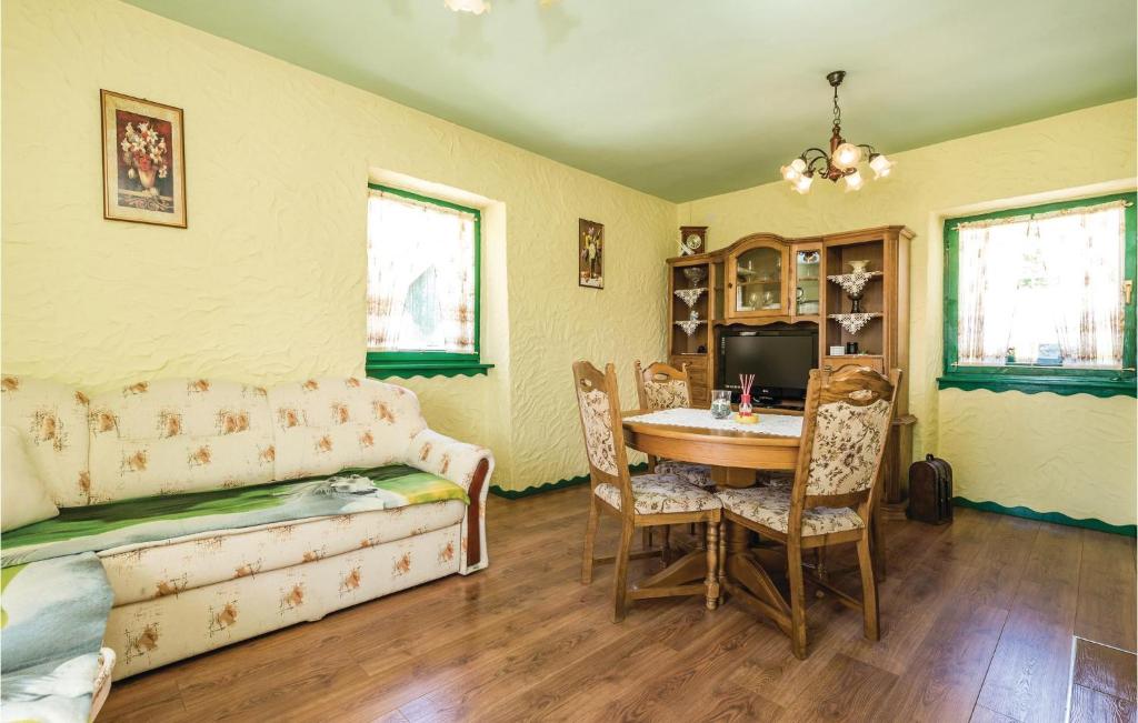 Posedenie v ubytovaní Two-Bedroom Holiday Home In Otocac