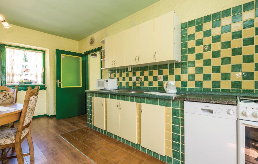 Kuchyňa alebo kuchynka v ubytovaní Two-Bedroom Holiday Home In Otocac