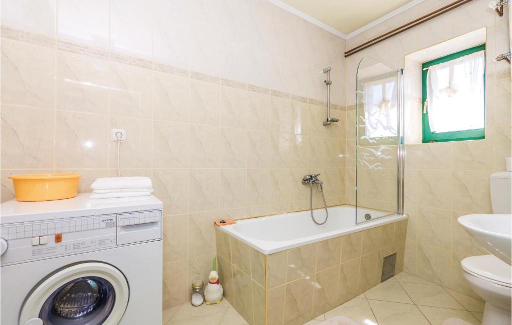 Kúpeľňa v ubytovaní Two-Bedroom Holiday Home In Otocac