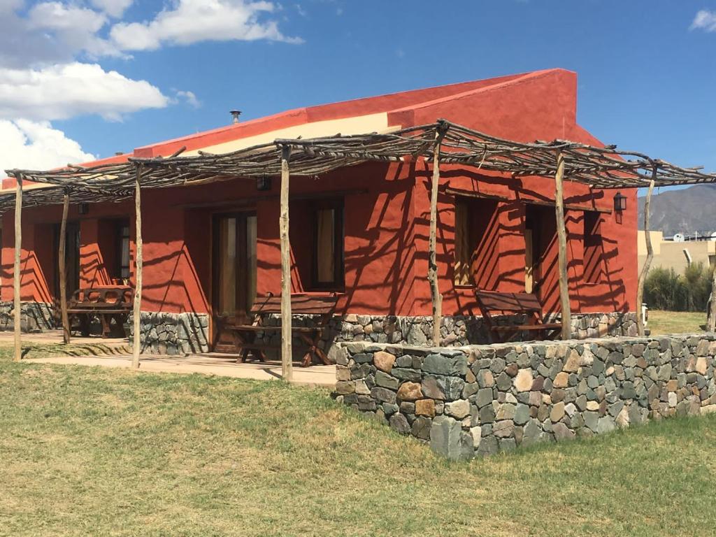 ein im Bau befindliches Haus mit einer Steinmauer in der Unterkunft Ranchos en Payogasta - Cachi in Payogasta