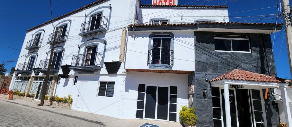 un edificio blanco al lado de una calle en Hotel Gesa, en Villa Corona