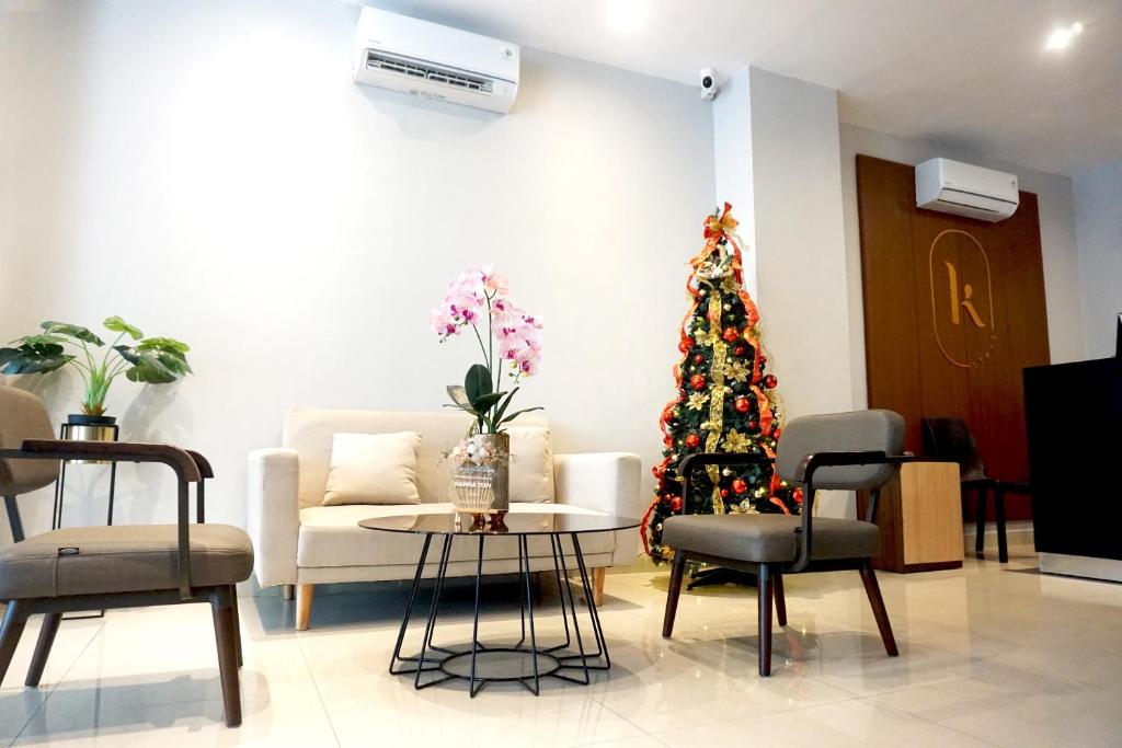 una sala de estar con un árbol de Navidad y una mesa en Kanna Stay, en Semolowaru