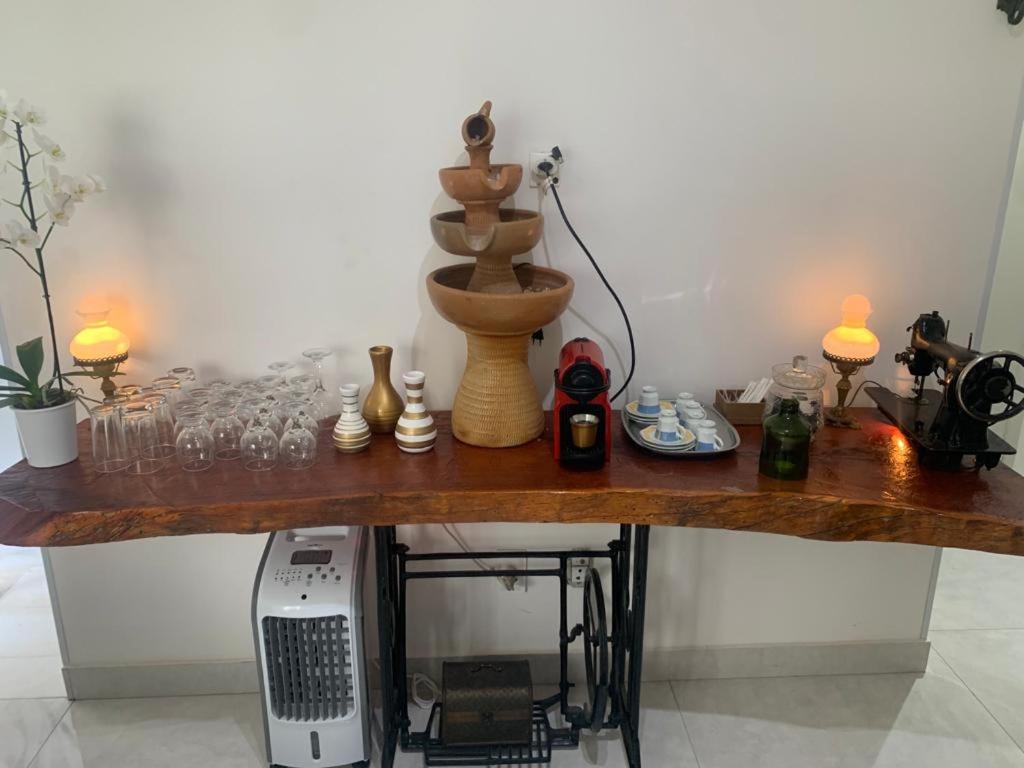 una mesa de madera con un jarrón y gafas. en Apartamento - Diária ou Curta Temporada 34, en Salvador