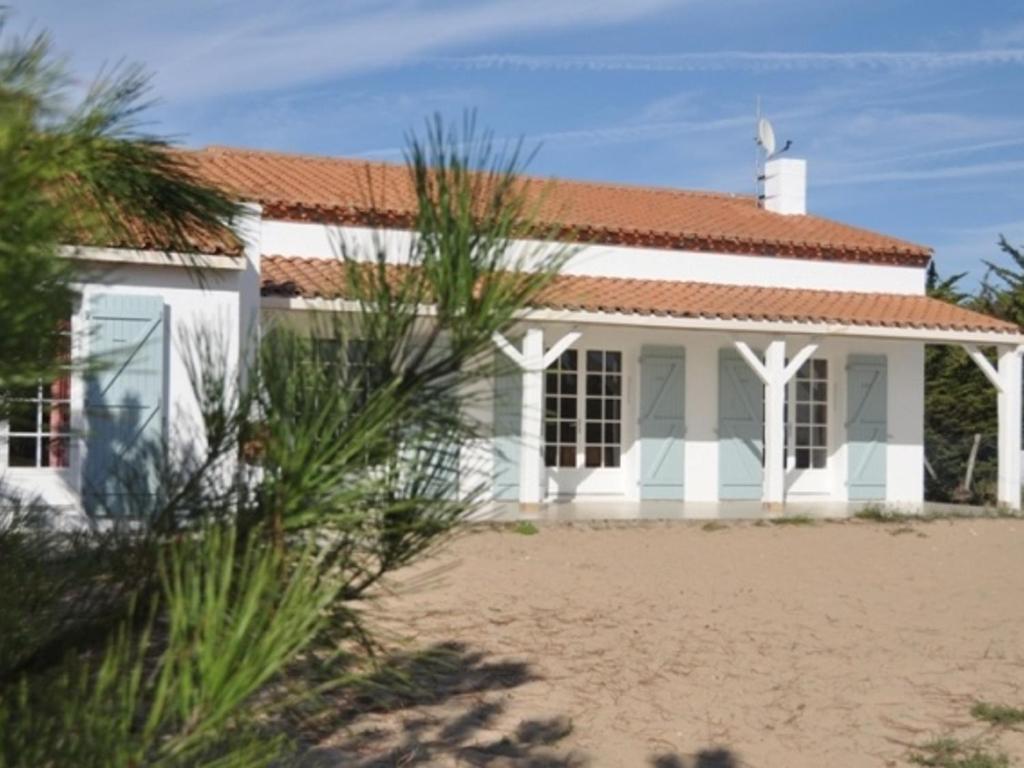 een wit huis met een rood dak op het strand bij Maison La Tranche-sur-Mer, 6 pièces, 8 personnes - FR-1-22-249 in La Tranche-sur-Mer
