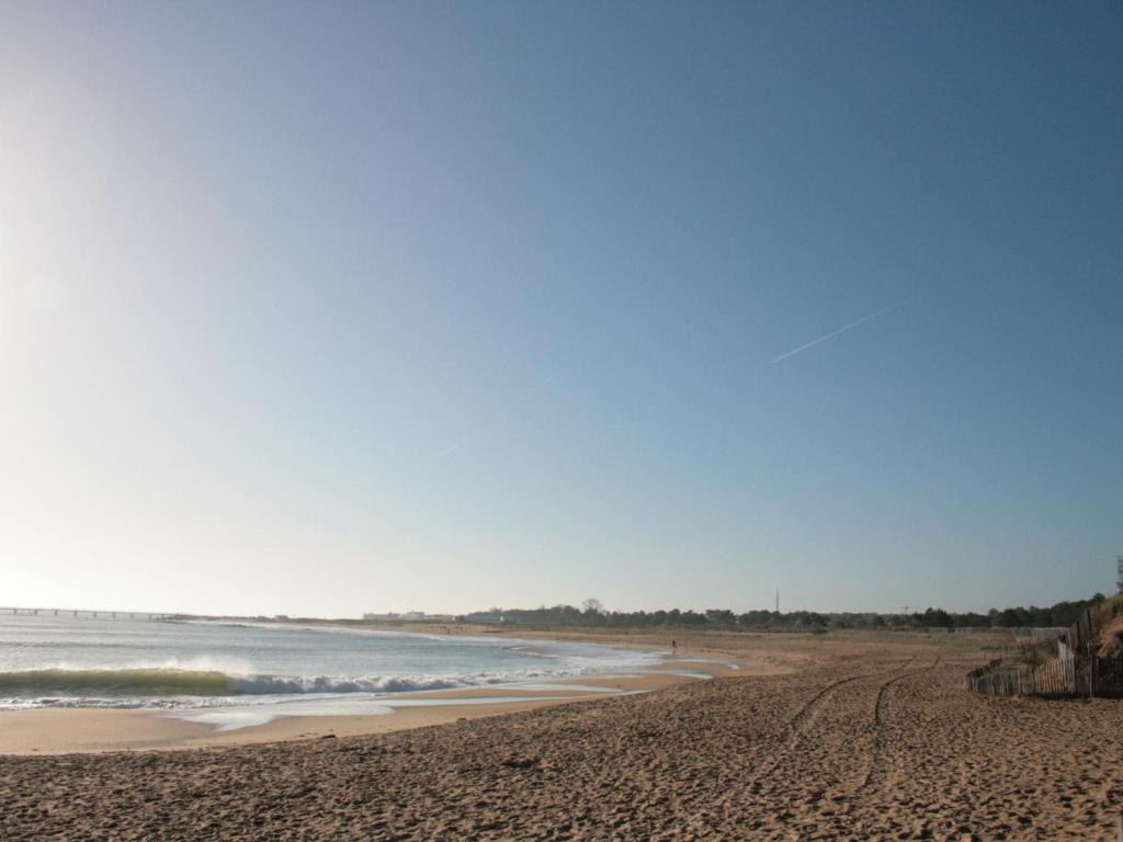a sandy beach with the ocean in the background at Maison La Tranche-sur-Mer, 2 pièces, 4 personnes - FR-1-22-182 in La Tranche-sur-Mer