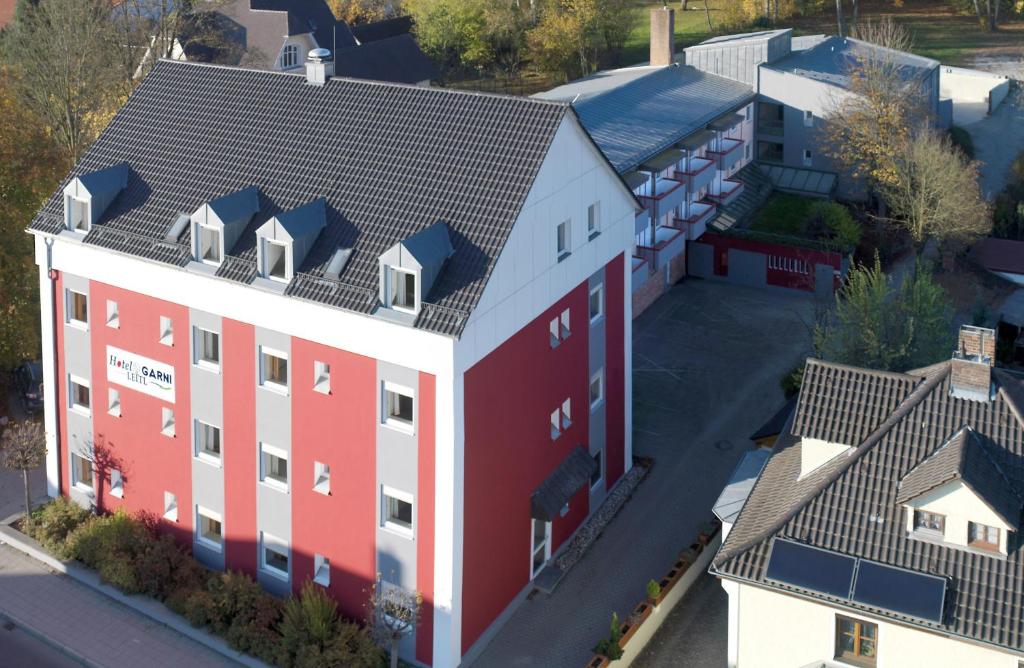 una vista aérea de un edificio de color rojo y blanco en Garni Hotel Leitl GmbH, en Eggenfelden