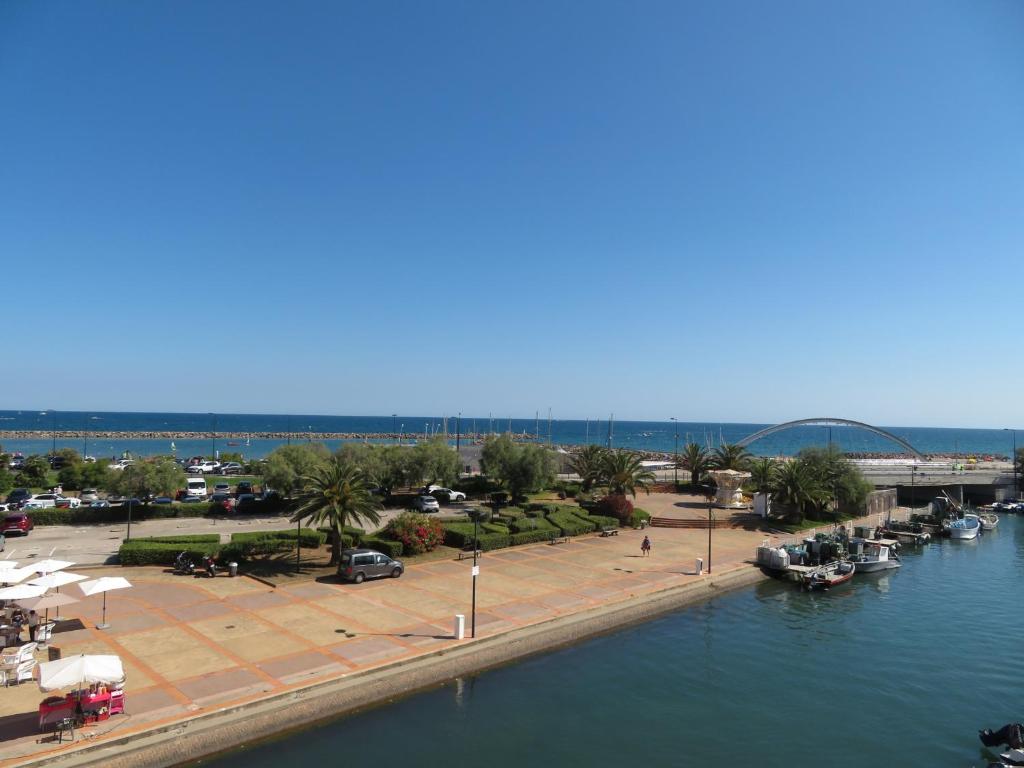 widok na marinę z łodziami na wodzie w obiekcie Studio à Sète avec vue mer, parking privé, proche plages et commerces - FR-1-338-486 w mieście Sète