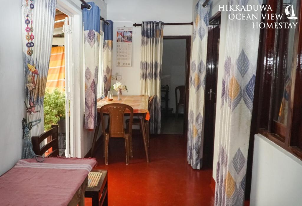 Postel nebo postele na pokoji v ubytování Hikkaduwa Ocean View Homestay
