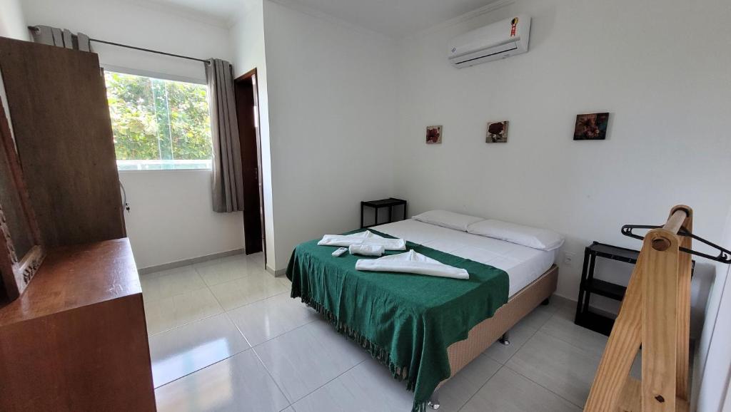 Ένα ή περισσότερα κρεβάτια σε δωμάτιο στο Flat beira mar a 30m do mar 200m das piscinas de Porto Mahalo Residence P-2-4e 6 pessoas