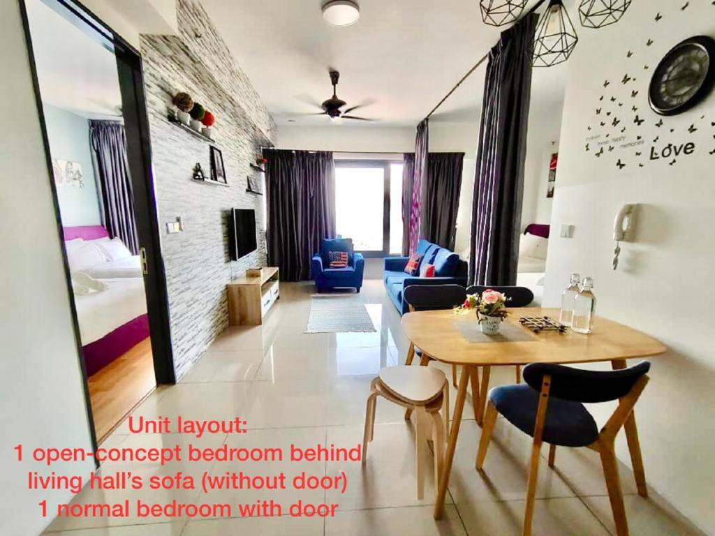 Tropicana 218 Macalister Water Purifier High Floor في جورج تاون: غرفة معيشة مع طاولة وكراسي في غرفة