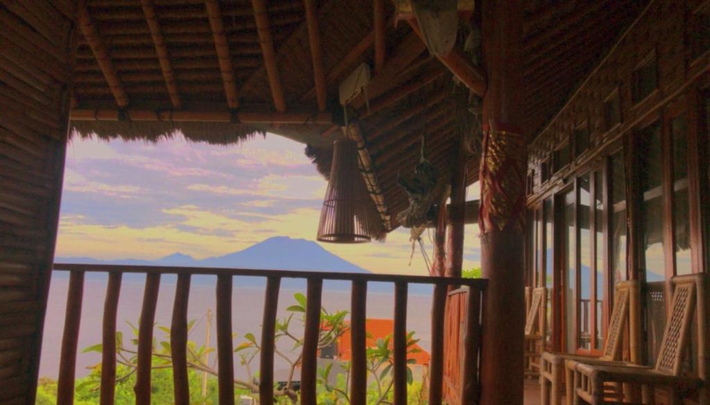 ein Fenster in einem Gebäude mit einem Schiffsbild in der Unterkunft Gentari Homestay and Tour in Nusa Penida