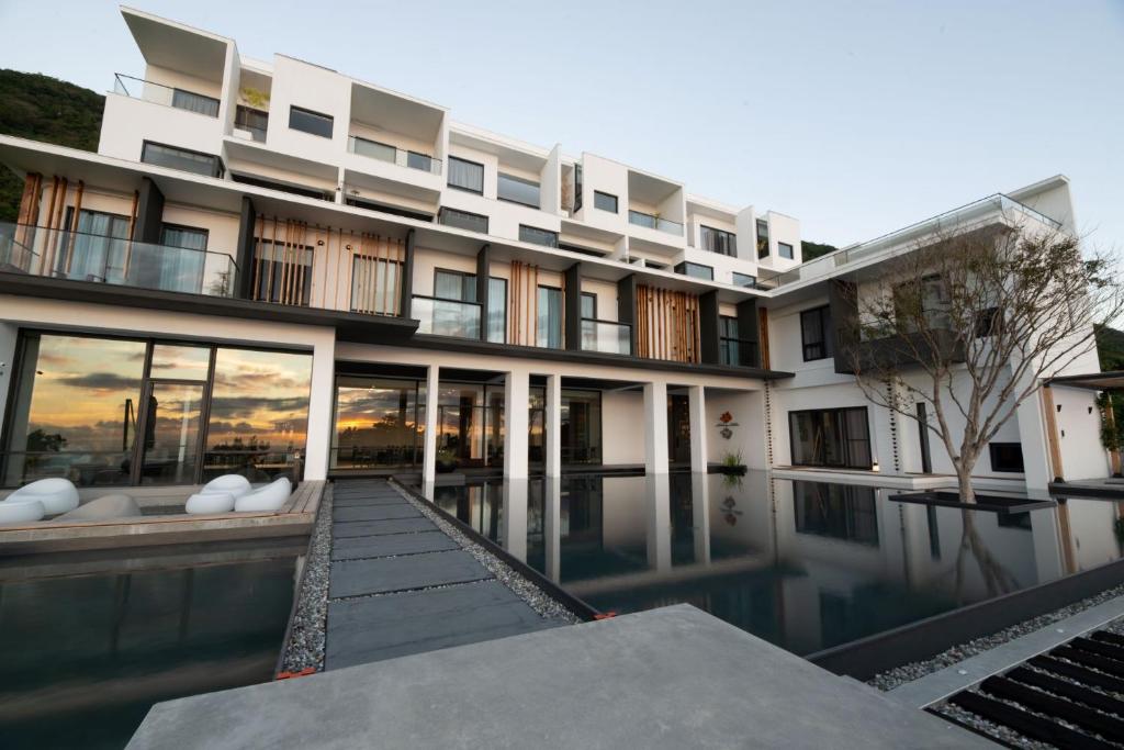 - une vue sur l'extérieur d'un bâtiment avec piscine dans l'établissement AQUA Tree Resort, à Fengbin