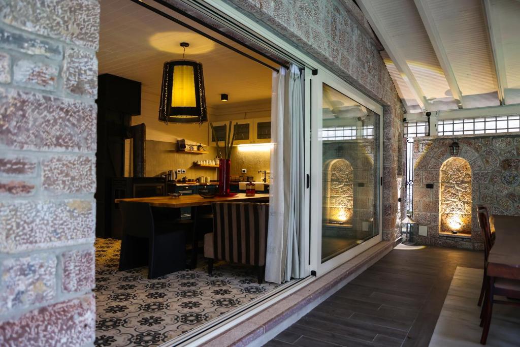 Kuchyň nebo kuchyňský kout v ubytování Designer Villa Voskopoje