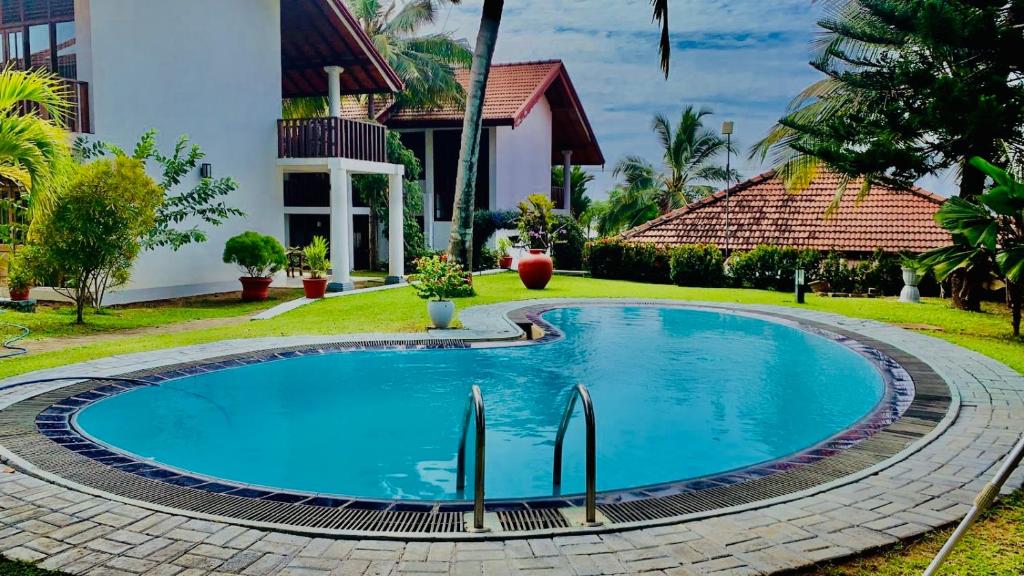 - une piscine en face d'une maison dans l'établissement Moonstone Villas, à Tangalle