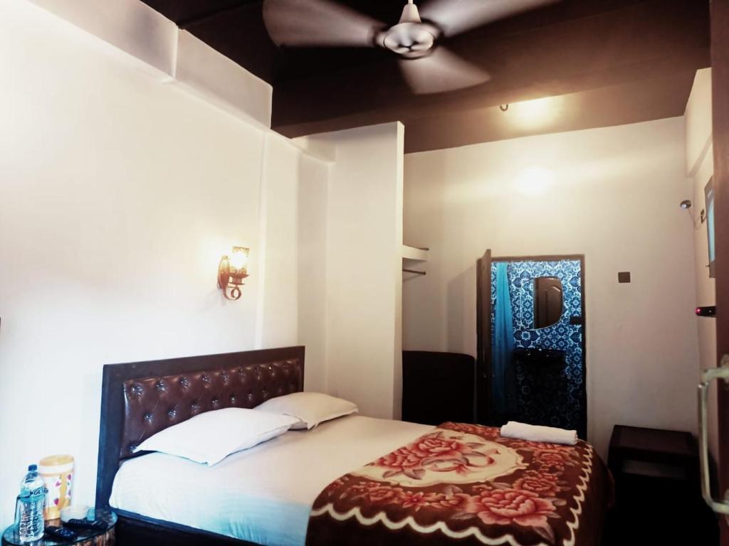 科爾瓦的住宿－Beach Deluxe Guesthouse Carolina's，一间卧室配有一张大床,铺有红蓝毯子