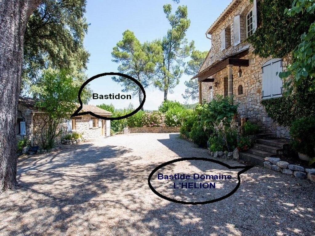 une maison avec un panneau indiquant l'extension en plus de la fiction dynamique dans l'établissement BASTIDON 4 à 10 Personnes Domaine L'HELION, à Taradeau