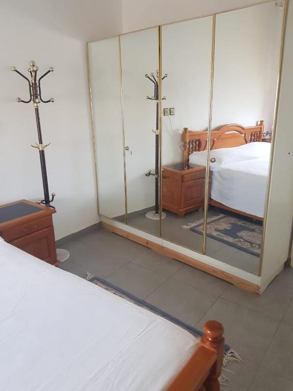 - une chambre avec un lit et un miroir dans l'établissement Appartement Tona, 