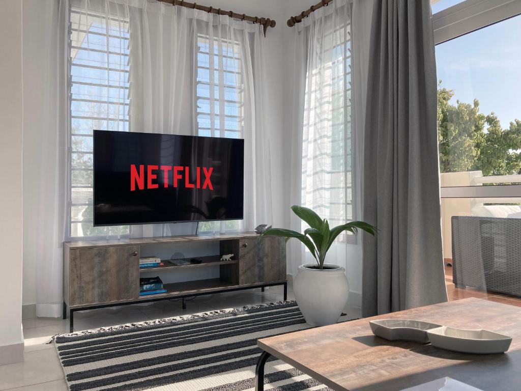 TV a/nebo společenská místnost v ubytování Hilda's Homestay