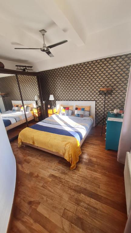 une grande chambre avec un grand lit dedans dans l'établissement Sunny Apartment with Nice View in History City Center, à Aix-en-Provence