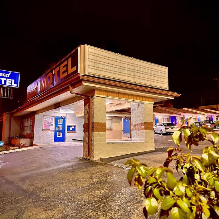 an empty gas station in a parking lot at night at Reed Motel Nashville in Nashville