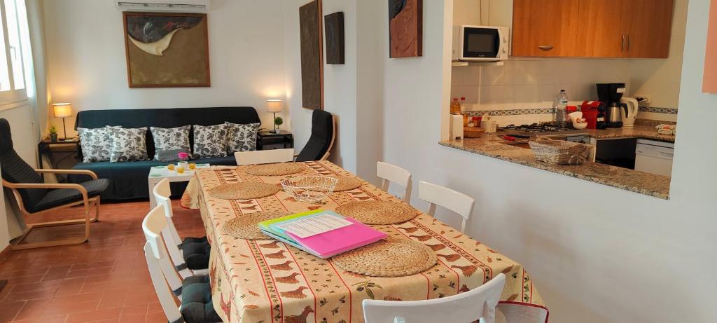 Kuchyňa alebo kuchynka v ubytovaní Casa con jardín a 40 metros de la playa. VR.