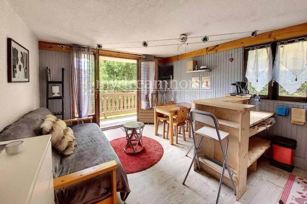 a living room with a couch and a table at Appartement idéal pour une famille. in Praz-sur-Arly