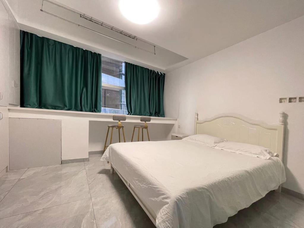 Postel nebo postele na pokoji v ubytování Shenzhen Duowei Luxury Apartment Chegongmiao Branch