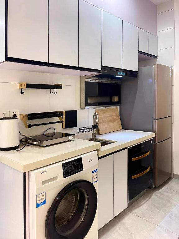 Kuchyň nebo kuchyňský kout v ubytování Shenzhen Duowei Luxury Apartment Chegongmiao Branch