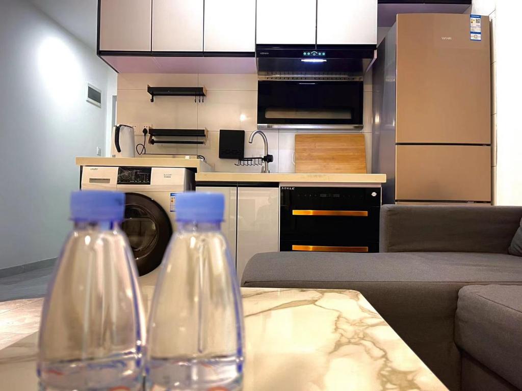 Kuchyň nebo kuchyňský kout v ubytování Shenzhen Duowei Luxury Apartment Chegongmiao Branch
