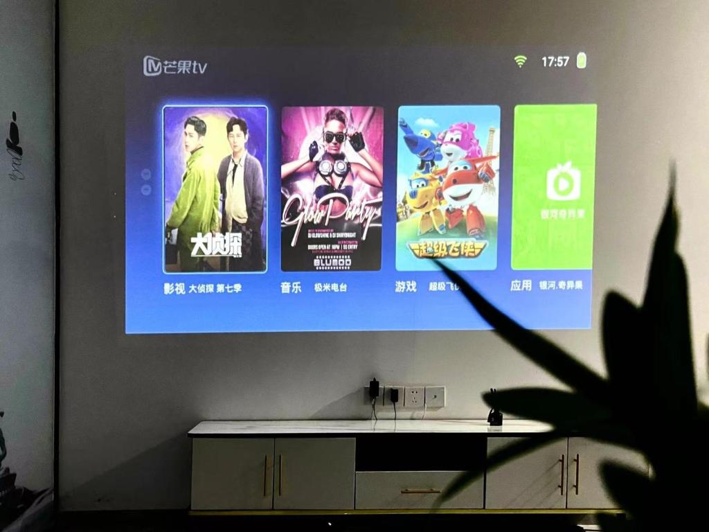 TV a/nebo společenská místnost v ubytování Shenzhen Duowei Luxury Apartment Chegongmiao Branch
