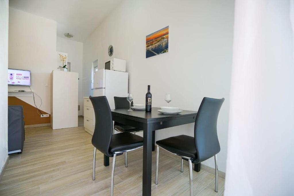 Televízia a/alebo spoločenská miestnosť v ubytovaní Apartment Nicol