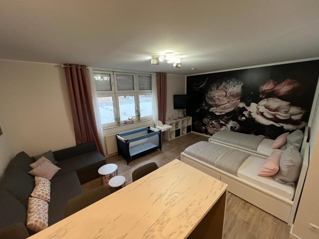 salon z kanapą i stołem w obiekcie Apartment 11 w mieście Burg