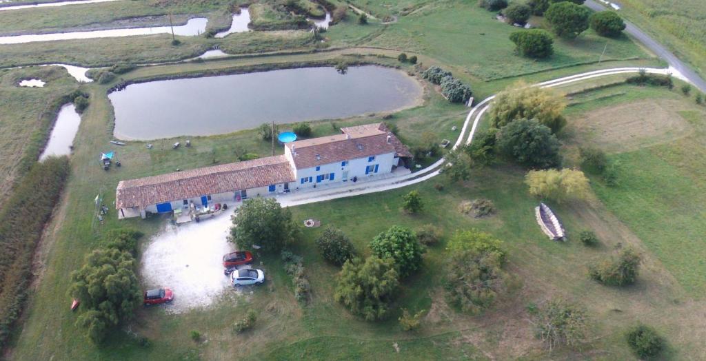 una vista aérea de una casa con un lago en MOULIN DE MAUZAC - Gîte Cap Océan, en Saint-Just