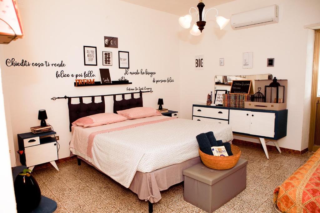 A bed or beds in a room at Santu Bustianu