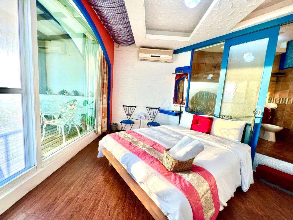 a bedroom with a large bed and a large window at Ming Jun Homestay in Eluan