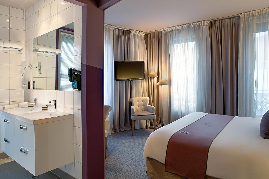 a hotel room with a bed and a bathroom at Best Western Hotel de la Breche in Niort