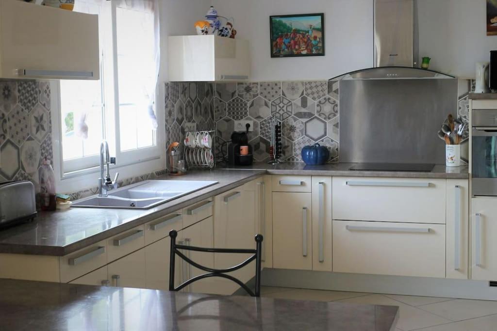 A cozinha ou cozinha compacta de Villa 180&deg; C de vue imprenable