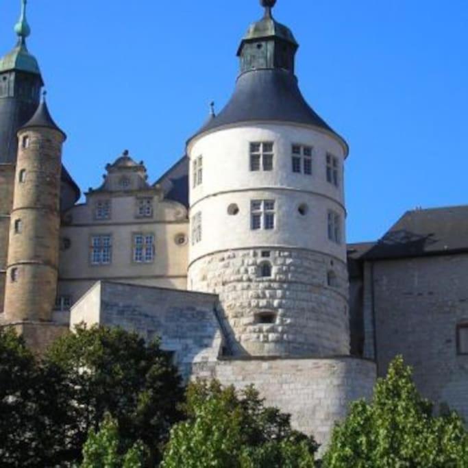 un château avec deux tours au-dessus d'un bâtiment dans l'établissement Cité des Princes, à Montbéliard