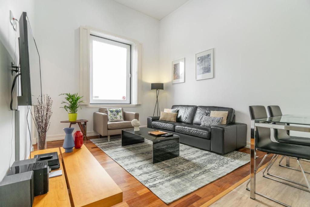 uma sala de estar com um sofá e uma mesa em LV Premier Apartments Chiado- CH em Lisboa