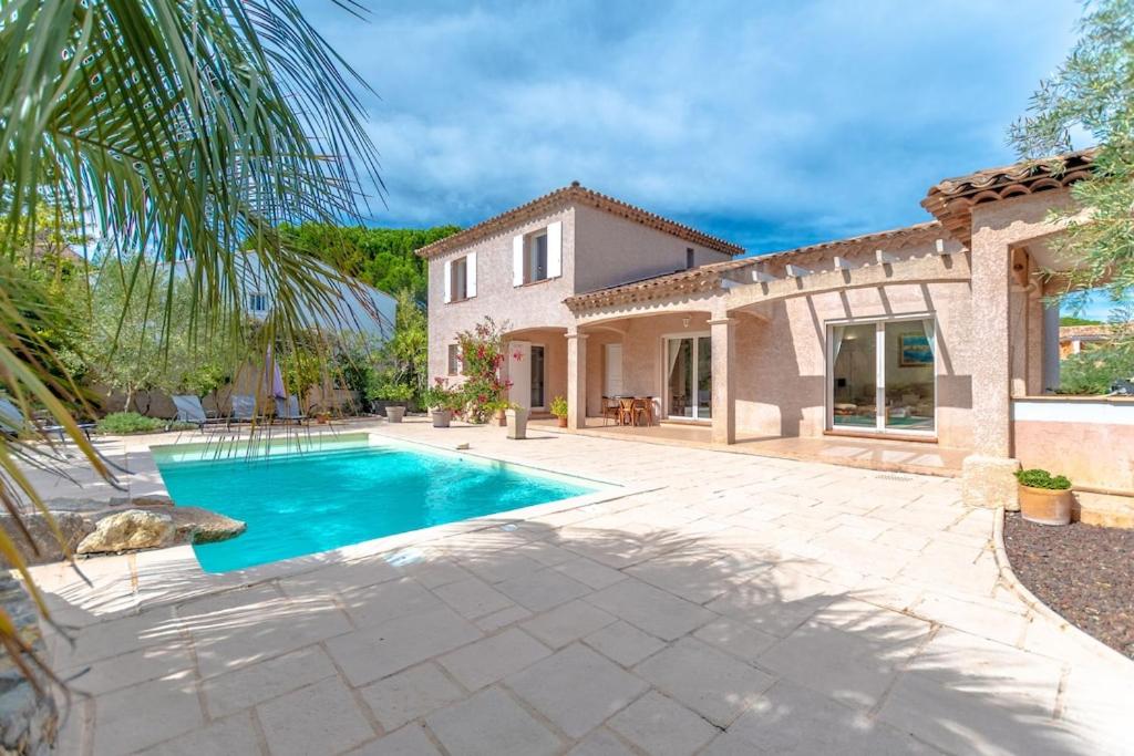 une villa avec piscine devant une maison dans l'établissement Villa for 9 people 15 mins walk from the beaches and the center of Ste Maxime, à Sainte-Maxime