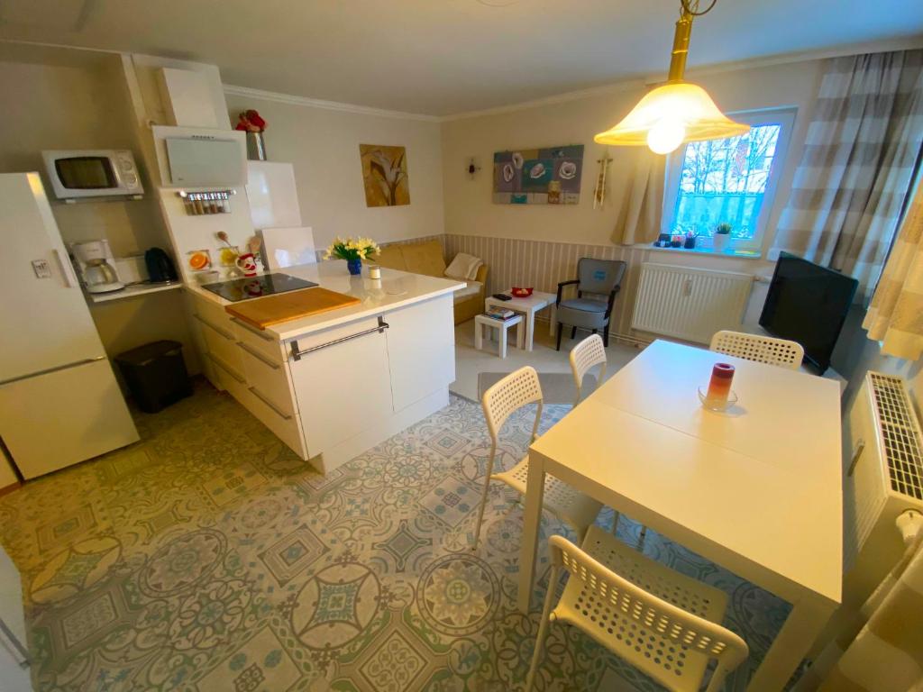 uma cozinha e sala de jantar com uma mesa e uma mesa e cadeiras em Ferienhaus Greiz em Greiz