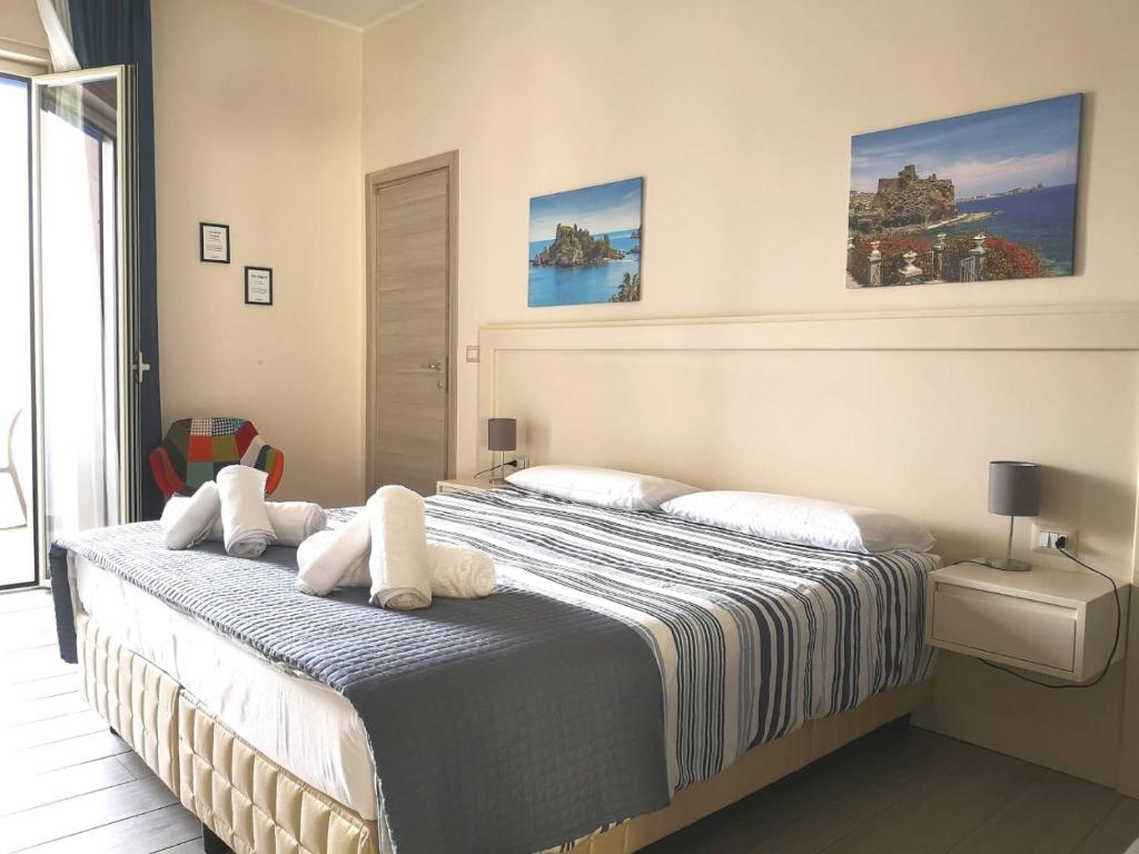 1 dormitorio con 1 cama grande y toallas. en Il Balcone di Galatea, en Acireale