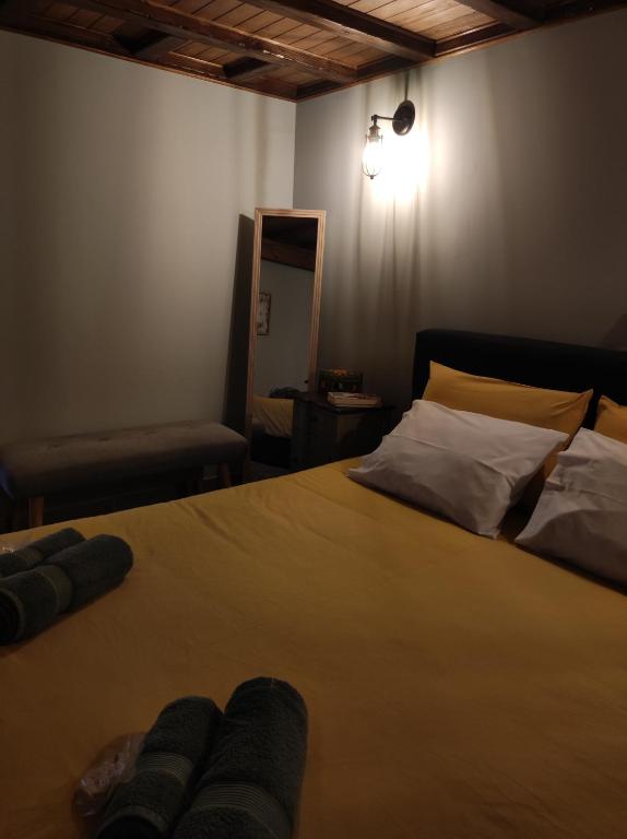 Postel nebo postele na pokoji v ubytování Herme's Hut