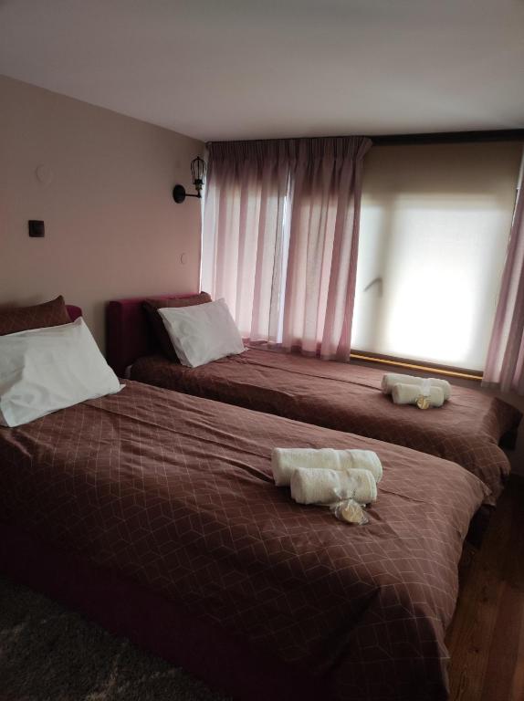 Postel nebo postele na pokoji v ubytování Herme's Hut