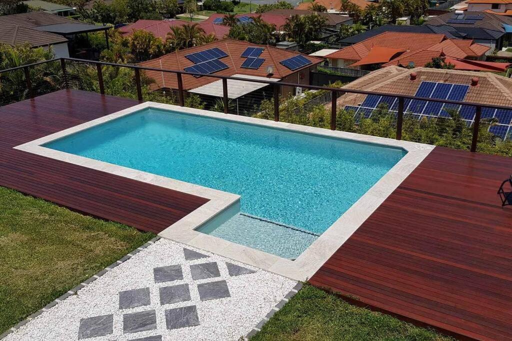 una terrazza con vista sulla piscina. di Gold Coast Theme Parks With a Pool a Gold Coast