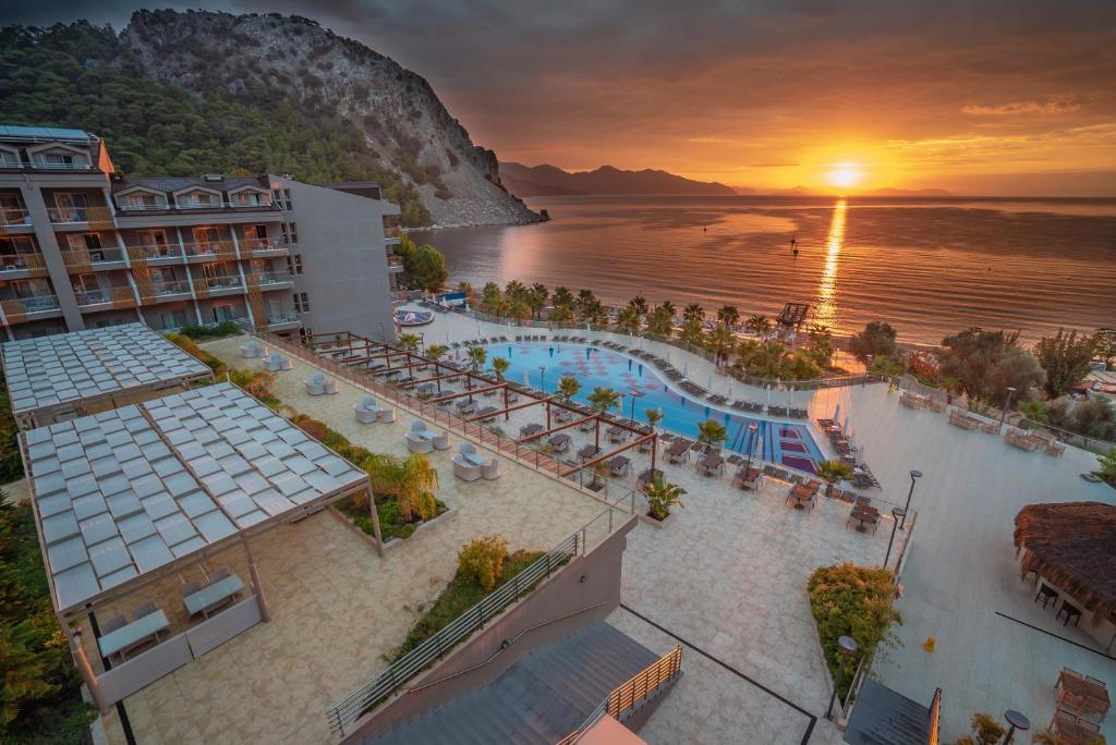 een luchtzicht op een resort met een zwembad en de oceaan bij Turunc Premium Hotel in Turunc