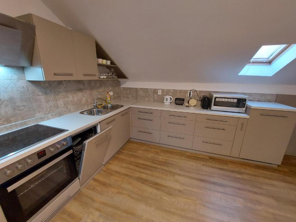 Kuchyňa alebo kuchynka v ubytovaní Kedves Apartman
