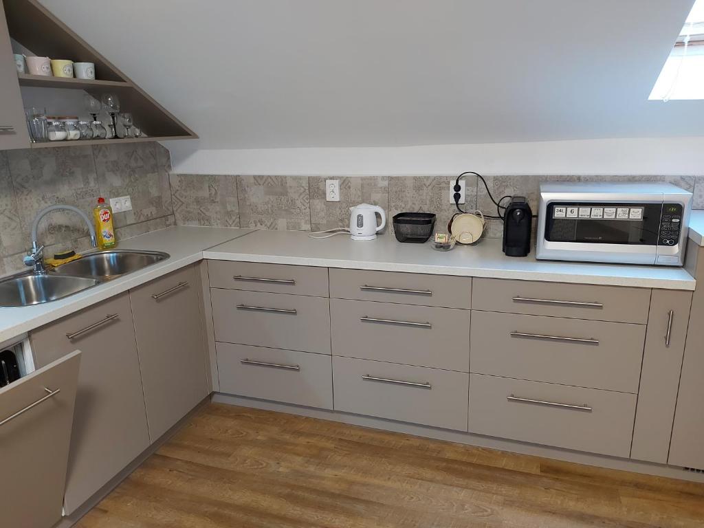 Kuchyňa alebo kuchynka v ubytovaní Kedves Apartman